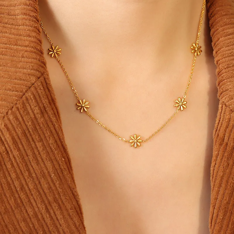 Elizia Daisy Necklace